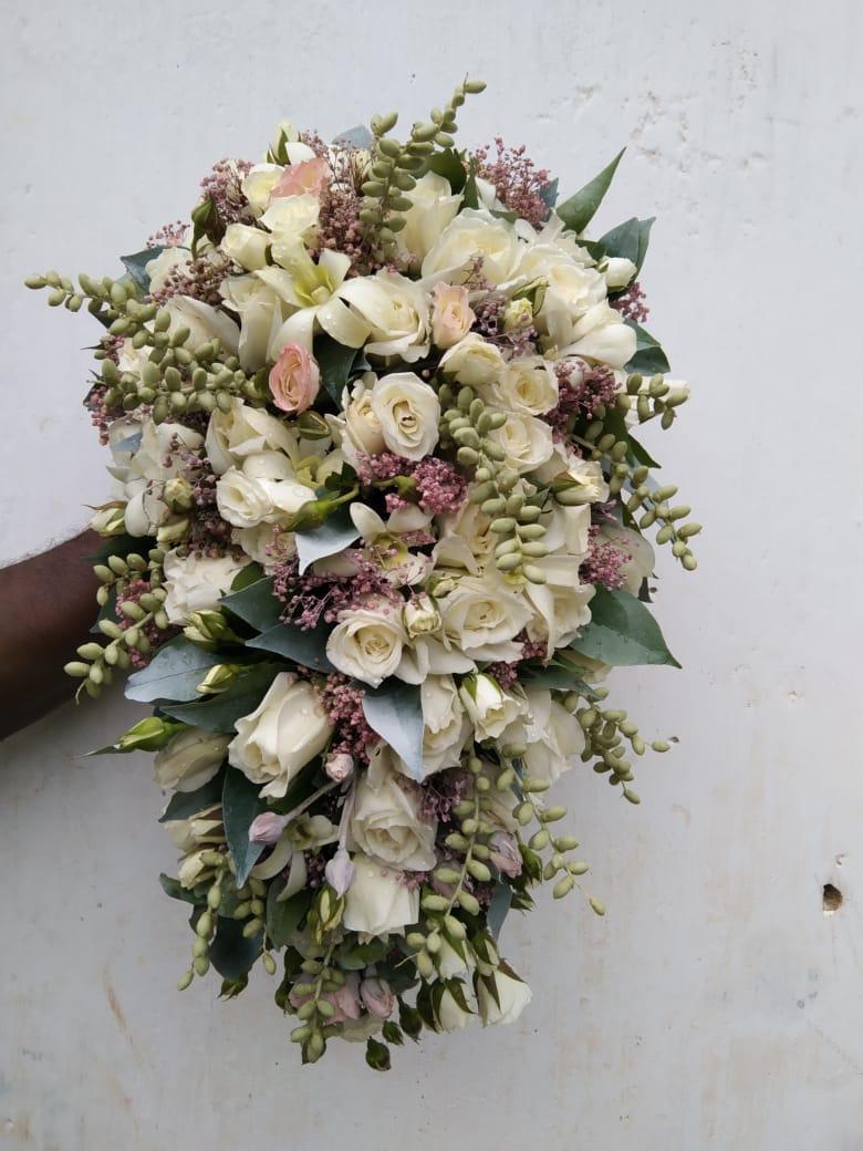Blush Rose, Eucalyptus & Berry Cascading Bouquet - Izumi Blossom